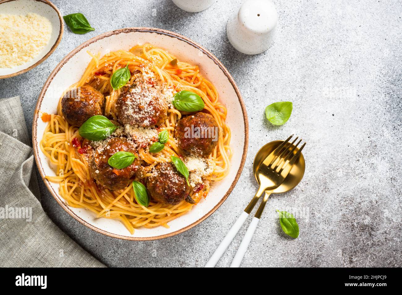 Pasta mit Fleischbällchen in Tomatensauce Draufsicht. Stockfoto