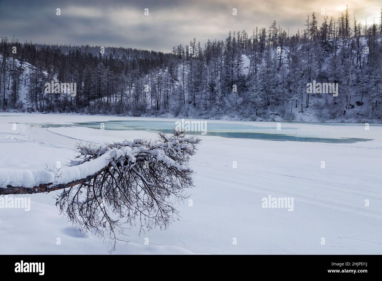 Wolkiges Wetter im Januar auf dem Fluss mit türkisfarbenem Eis in Yakutien Stockfoto