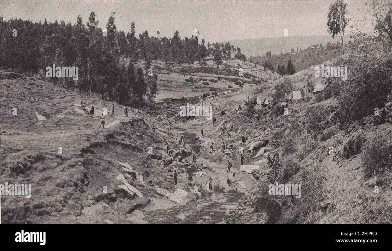 Vernarbte und verdrehte Kanal eines Wohlflusses des Hawash Flusses. Äthiopien. Abessinien (1923) Stockfoto