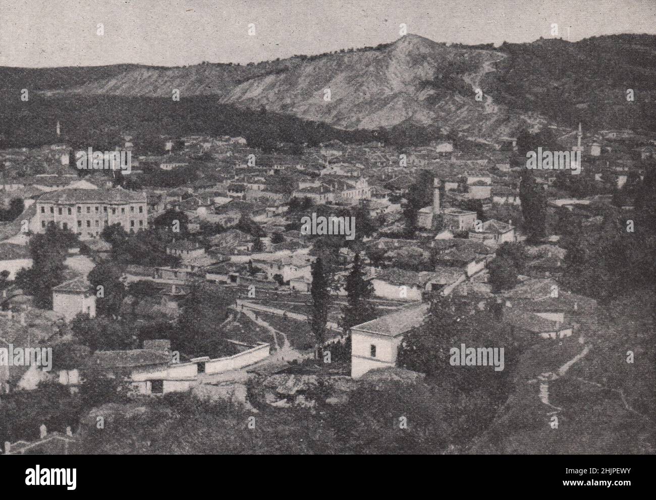 Zwischen den bewaldeten Klippen, die den Hafen von Valona umarmen. Albanien (1923) Stockfoto