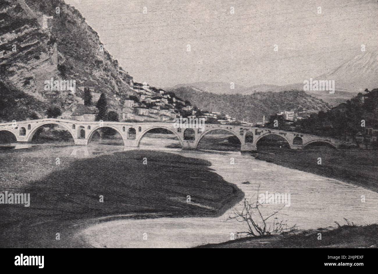 Bemerkenswerte Brücke, die den Osum bei Berat überspannt. Albanien (1923) Stockfoto