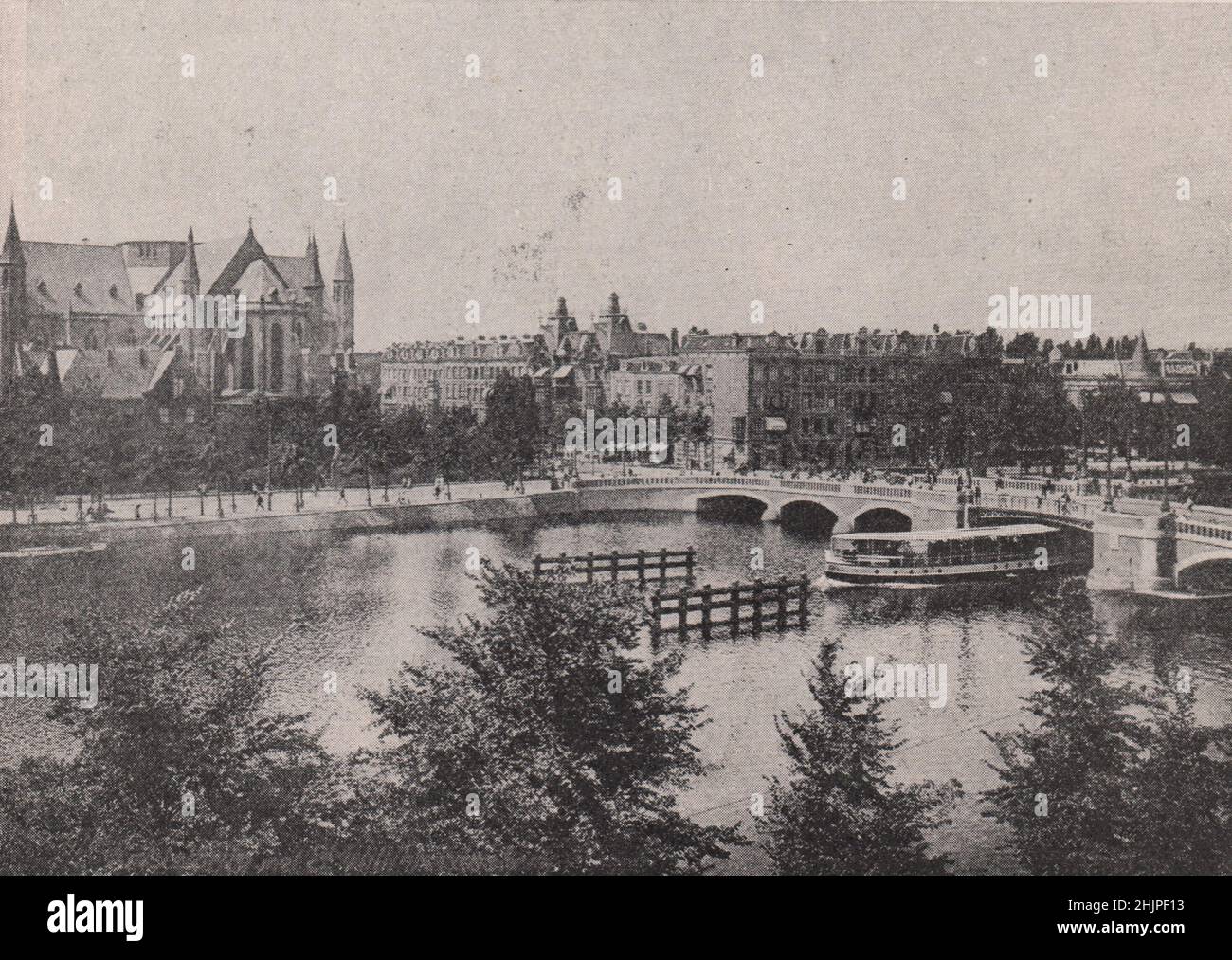 Passagierdampfer, der unter der neuen Amstel-Brücke vorbeifährt. Niederlande. Amsterdam (1923) Stockfoto