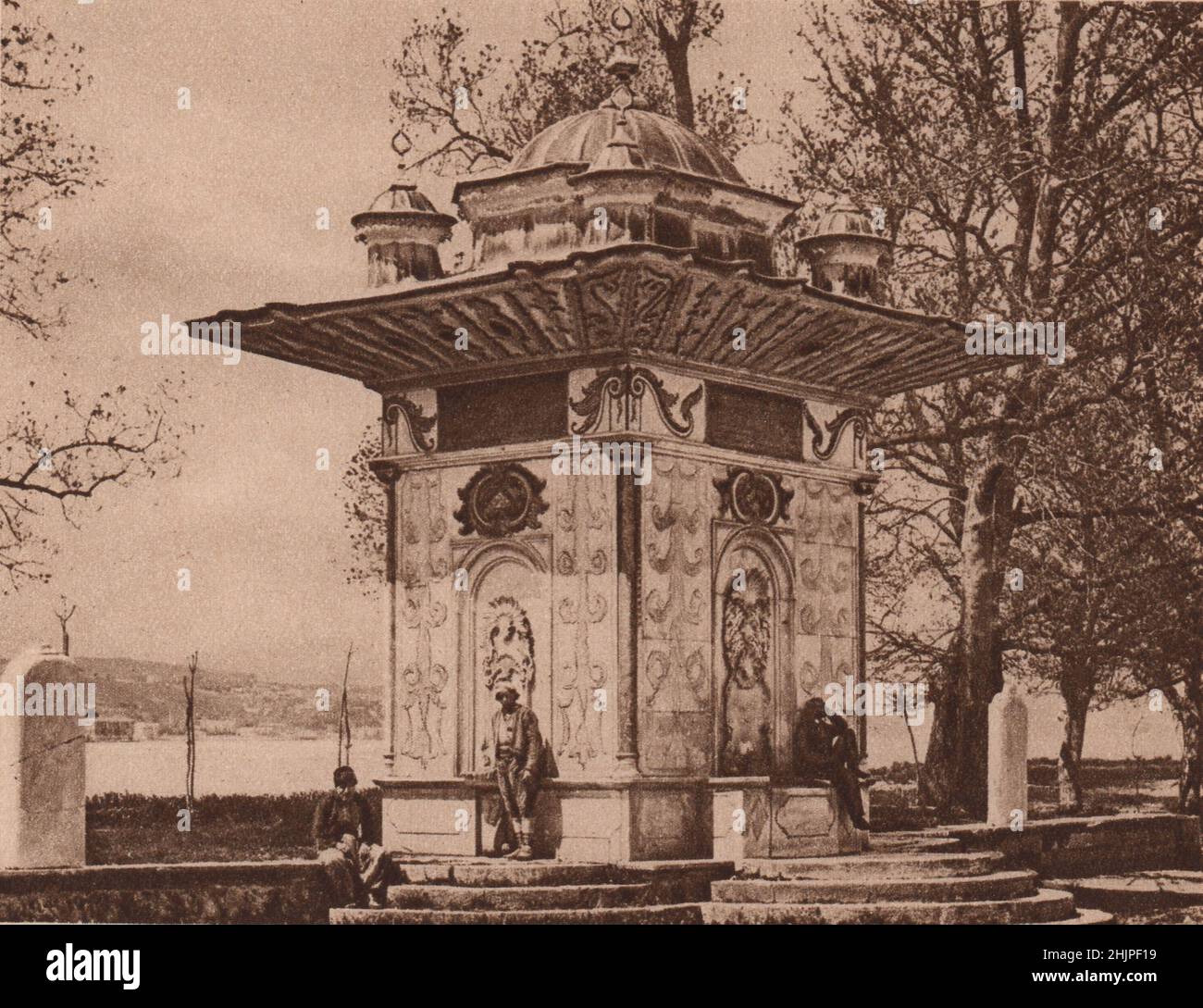 Neben dem kaiserlichen Kiosk in Anatoli Hissar und seiner Promenade befindet sich dieser wunderschön Arabesqued Brunnen aus weißem Marmor. Türkei. Anatolien (1923) Stockfoto