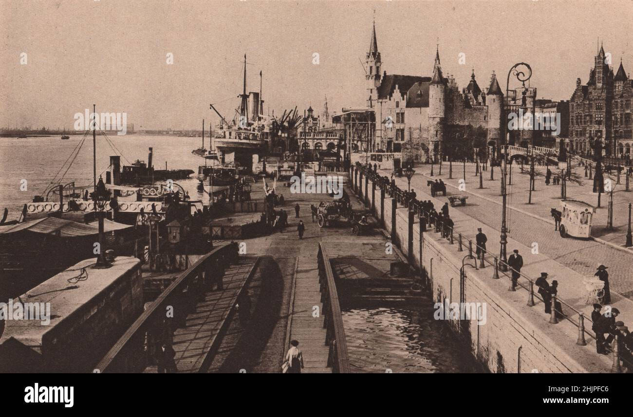 Die modernen Kais entlang der rechten Schelde-Uferseite. Die Dächer der Hafenschuppen um den Steen sind als Terrassen mit Cafés ausgelegt. Antwerpen (1923) Stockfoto