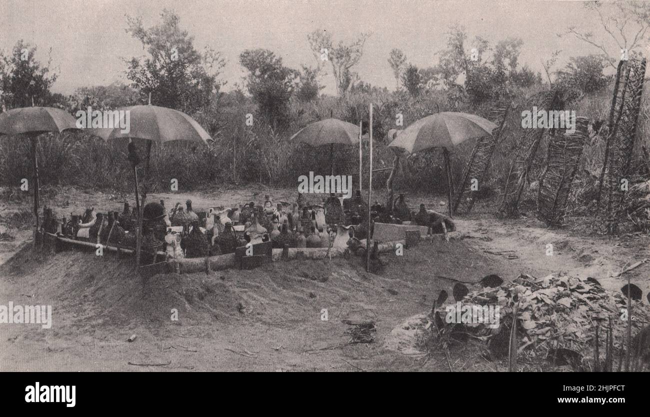 Eine der seltsamen Sehenswürdigkeiten, die den Blick des Reisenden in Angola treffen (1923) Stockfoto
