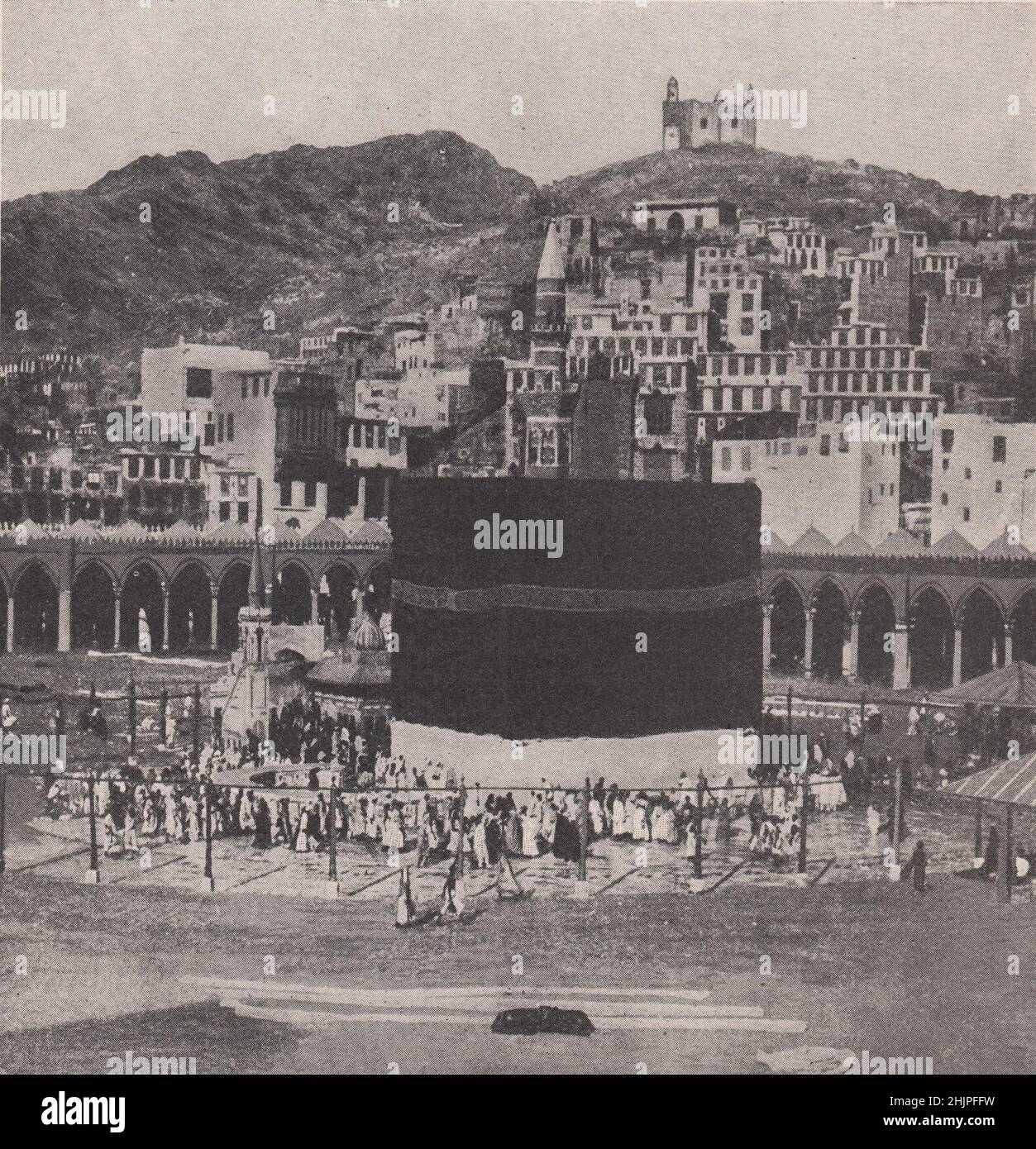 Eifrige Anhänger, die den siebenfachen Kreis der Kaaba machen. Arabien (1923) Stockfoto