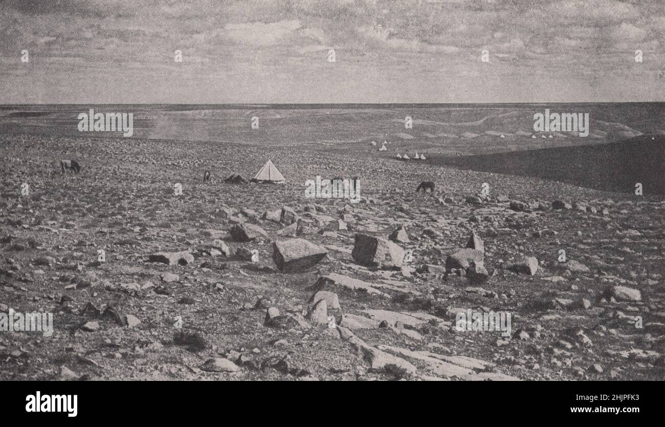 Sie lagerten sich inmitten der kargen Solituden Arabiens Petraea. Jordanien (1923) Stockfoto