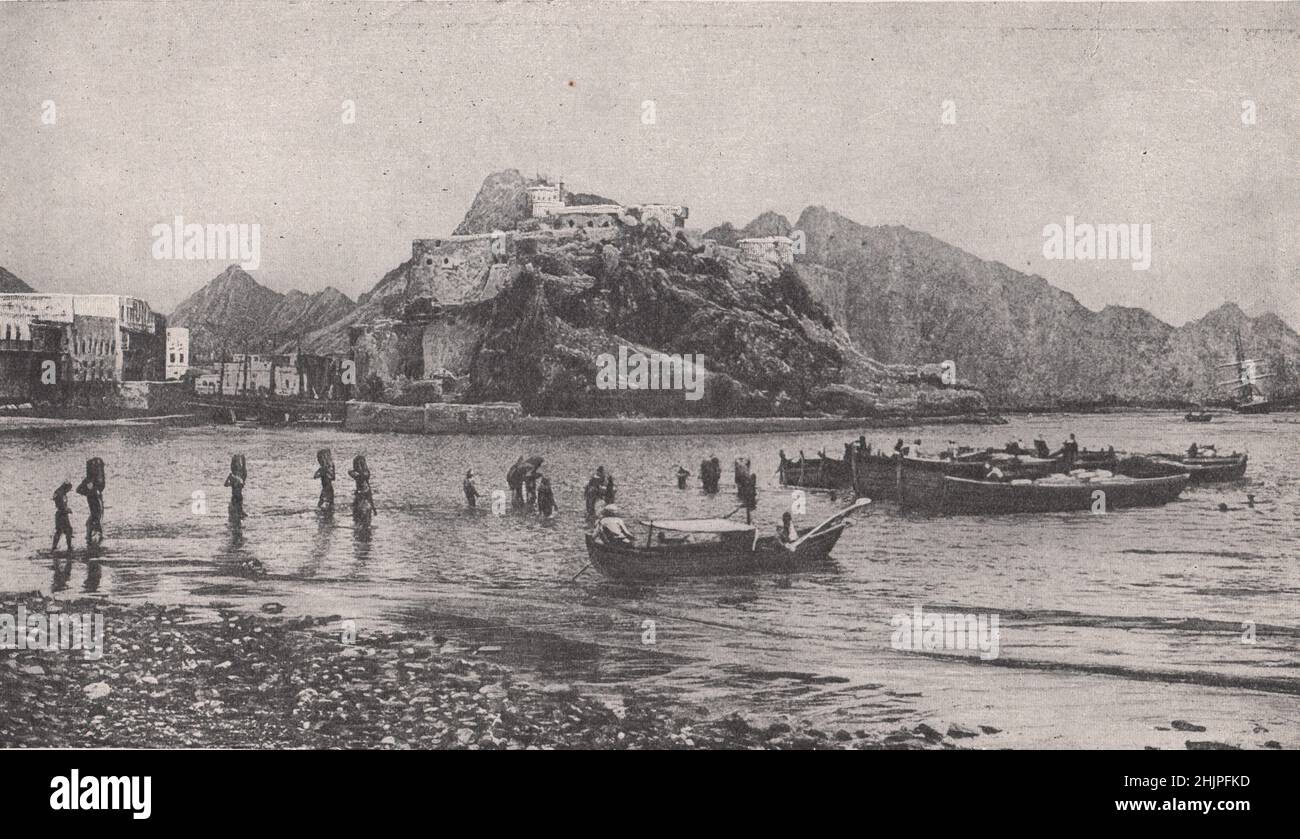 Muscat, die Hauptstadt des Oman, wurde unter den Zinnen einer beherrschenden Festung erbaut. Arabien (1923) Stockfoto