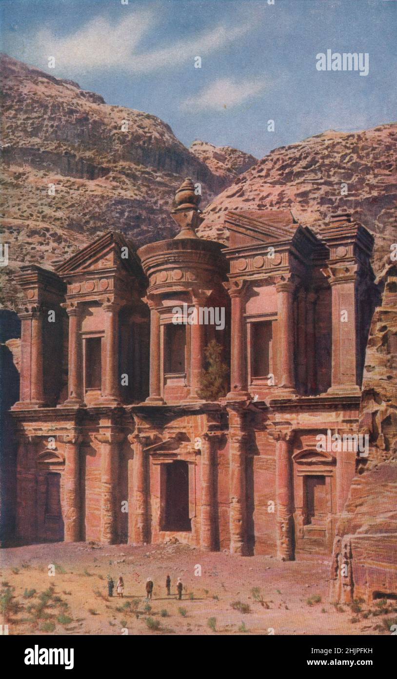 Der imposante Ed-Deir-Tempel, ein Relikt aus römischer Zeit, ist von der roten Sandsteinwand hoch über der verlassenen Petra gemeißelt. Jordanien. Arabien (1923) Stockfoto