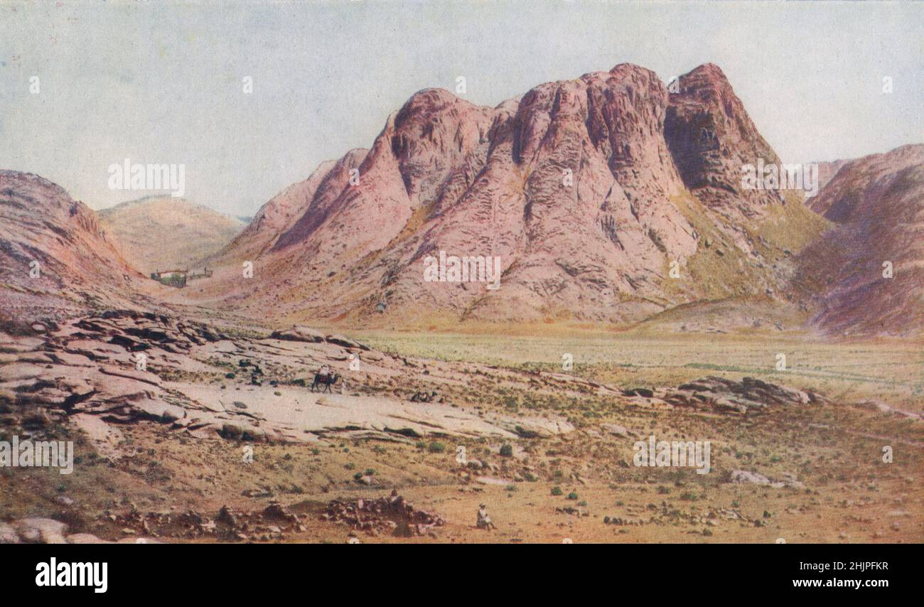 Jebel Musa-antikes Horeb-ist die zentrale Höhe im Massiv der Sinai-Halbinsel. Die Kapelle des Elijah befindet sich auf der linken Seite. Ägypten. Arabien (1923) Stockfoto