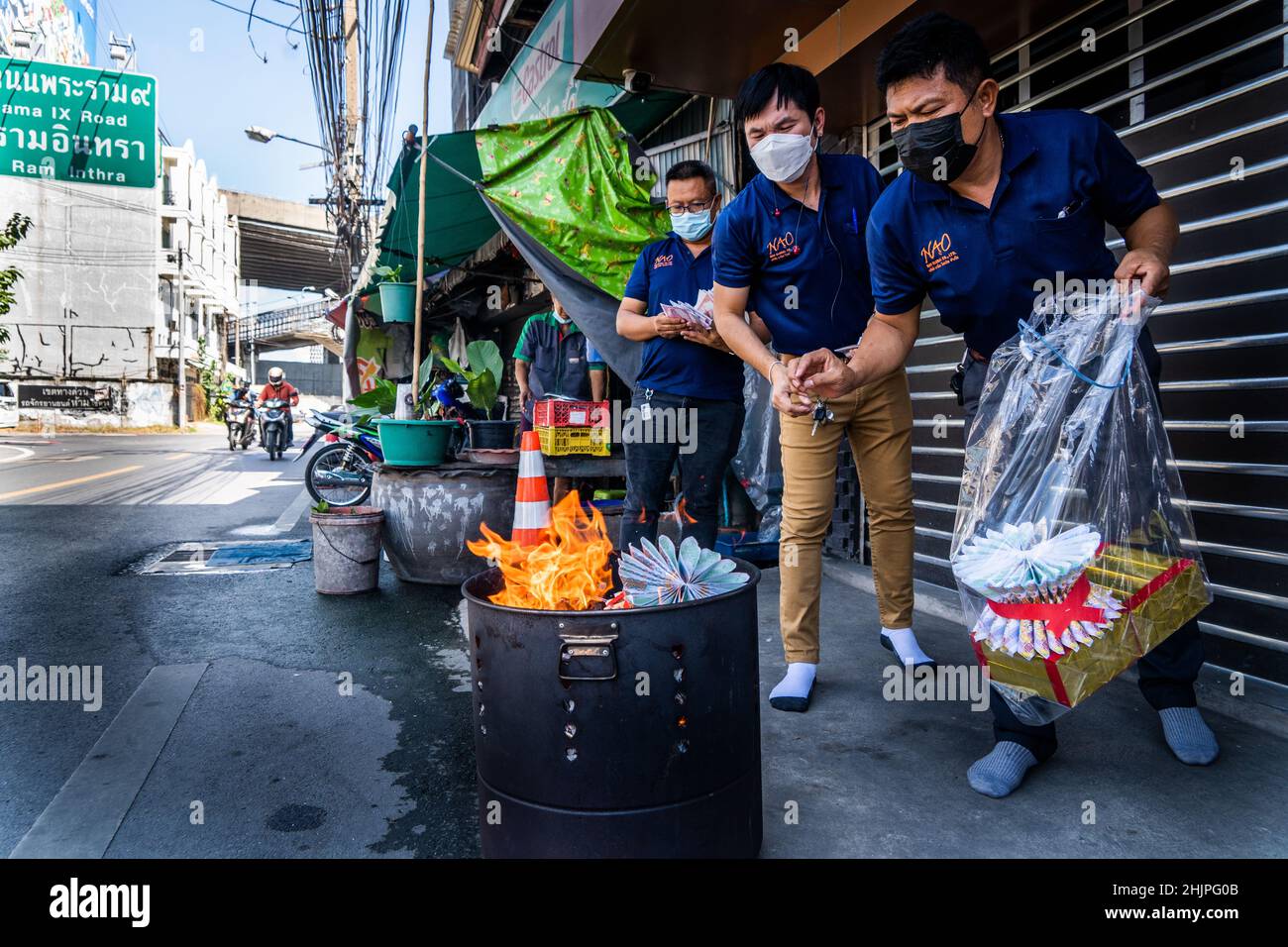 Bangkok, Thailand. 31st Januar 2022. Am ersten Tag des Mondneujahres werfen Menschen gefälschtes Geld und andere brennbare Gegenstände in eine Brandgrube.Obwohl die offiziellen Feierlichkeiten zum Mondneujahr 2022 abgesagt wurden, um die Ausbreitung von COVID-19 zu verhindern, Um die Yaowarat Road (Chinatown) in Bangkok versammeln sich Menschen, um zum Beginn des Jahres des Tigers zu beten und Kontakte zu knüpfen. Kredit: SOPA Images Limited/Alamy Live Nachrichten Stockfoto