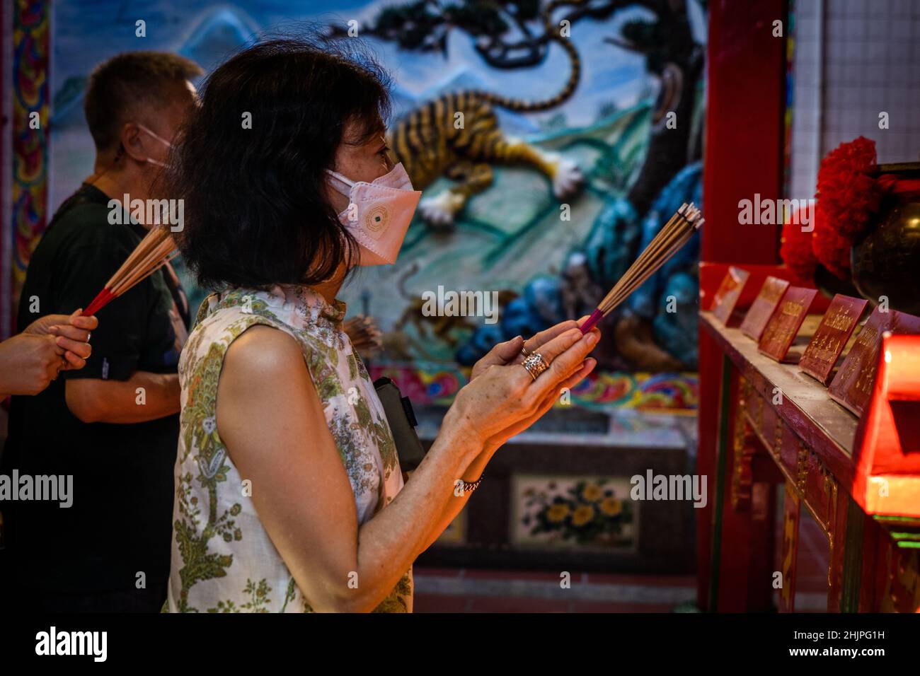 Bangkok, Thailand. 31st Januar 2022. Eine Frau betet am ersten Tag des Mondneujahres in einem Tempel in Bangkoks Chinatown. Obwohl die offiziellen Feierlichkeiten zum Mondneujahr 2022 abgesagt wurden, um die Ausbreitung des COVID-19 zu verhindern, Um die Yaowarat Road (Chinatown) in Bangkok versammeln sich Menschen, um zum Beginn des Jahres des Tigers zu beten und Kontakte zu knüpfen. Kredit: SOPA Images Limited/Alamy Live Nachrichten Stockfoto