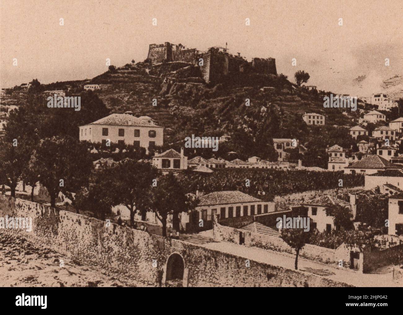 Von den Mauern des Pico Fort aus dem 17th. Jahrhundert haben Sie einen herrlichen Blick über die terrassenförmige Stadt und die azurblaue Bucht von Funchal auf Madeira. Portugal (1923) Stockfoto