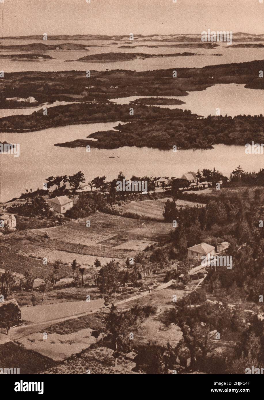 Das ewige Grün kleidet die Grate und Atolle, die durch gewundene Wasserstraßen getrennt sind und einen blick von unvergleichlicher Schönheit bieten (1923) Stockfoto