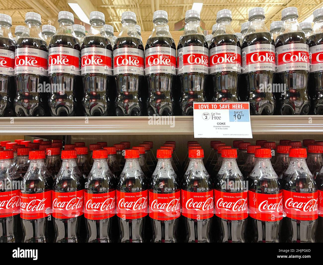 Orlando, FL, USA-3. Juni 2021: Eine Ausstellung von Coca Cola- und Diet Coke-Softdrink-Produkten in einem Publix-Lebensmittelgeschäft in Orlando, Florida. Stockfoto