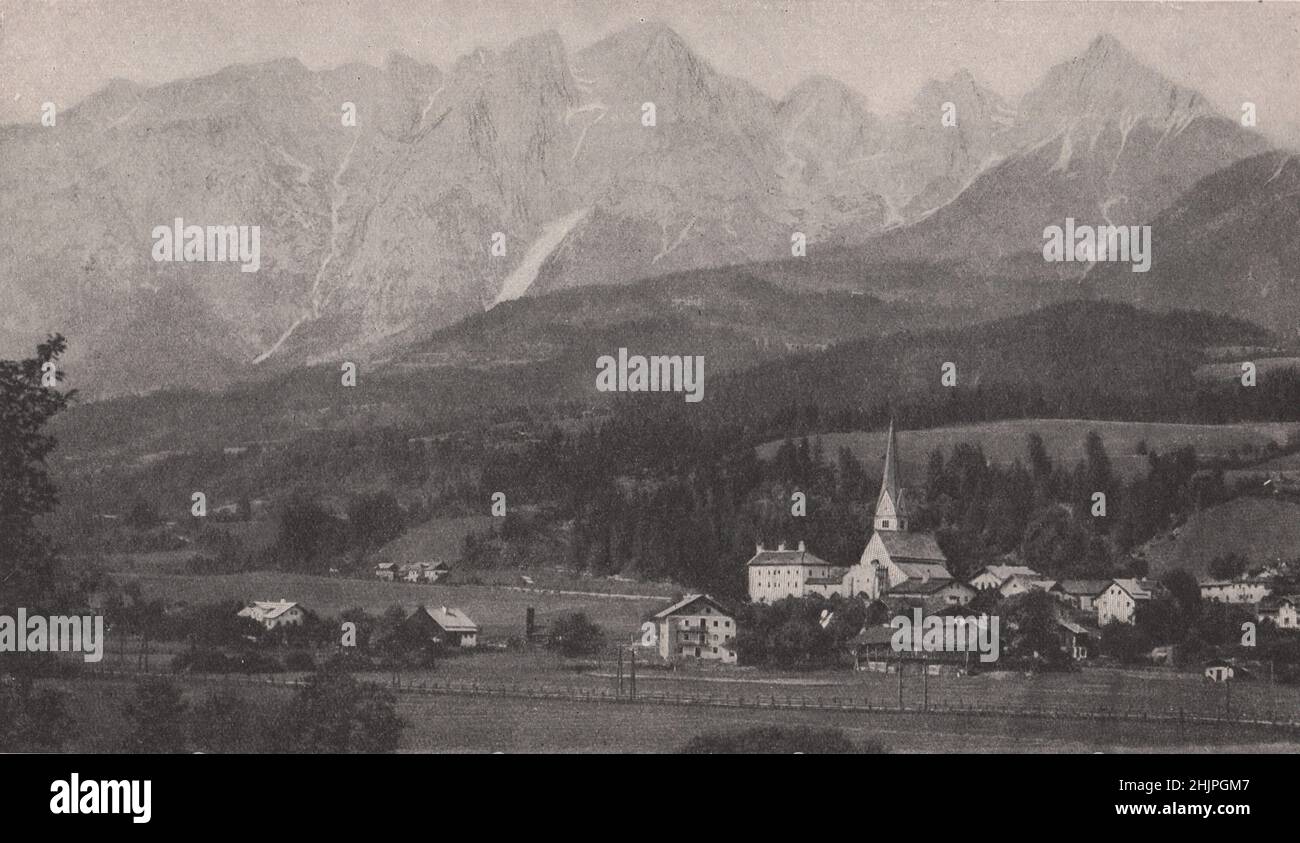 Fruchtbares Tal der Salzach, umsäumt von den öden und kargen Felsen einer hochalpinen Kette. Österreich (1923) Stockfoto