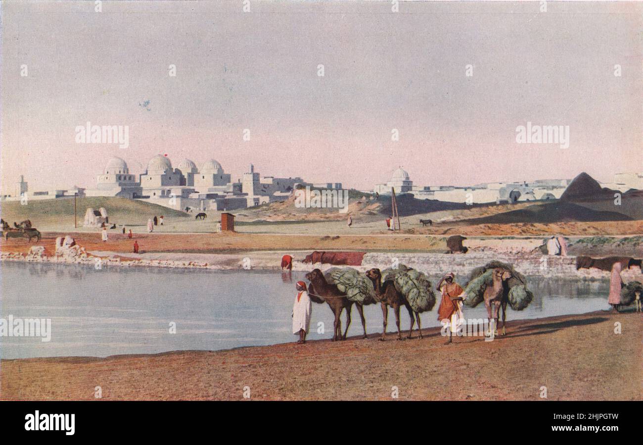 Pligrims und Kairwan, die heiligste Stadt des Islam in ganz Afrika. Tunesien (1923) Stockfoto