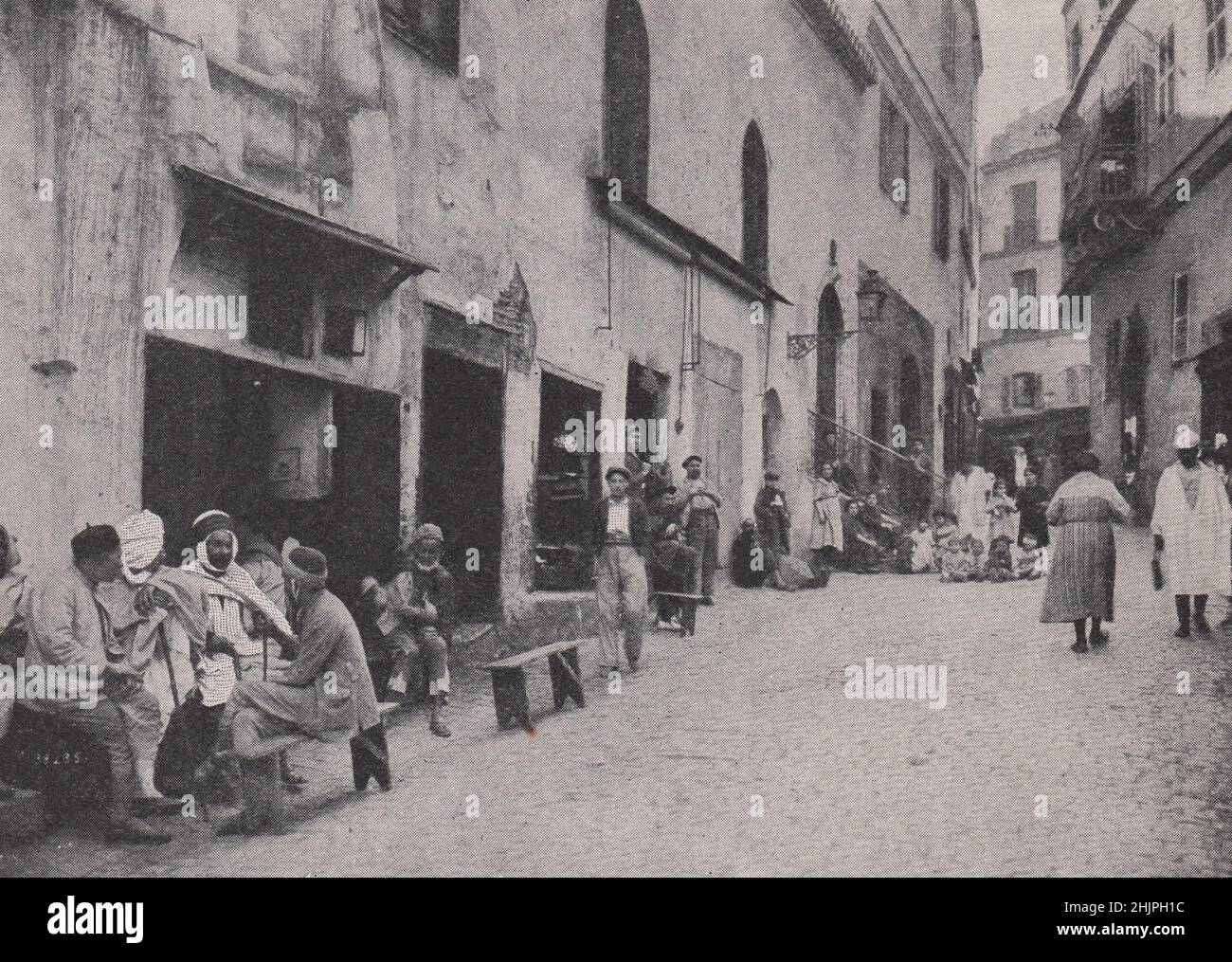 Eine der alten Straßen von Algier, die zur Kasbah führt. Algerien. Barbary States (1923) Stockfoto