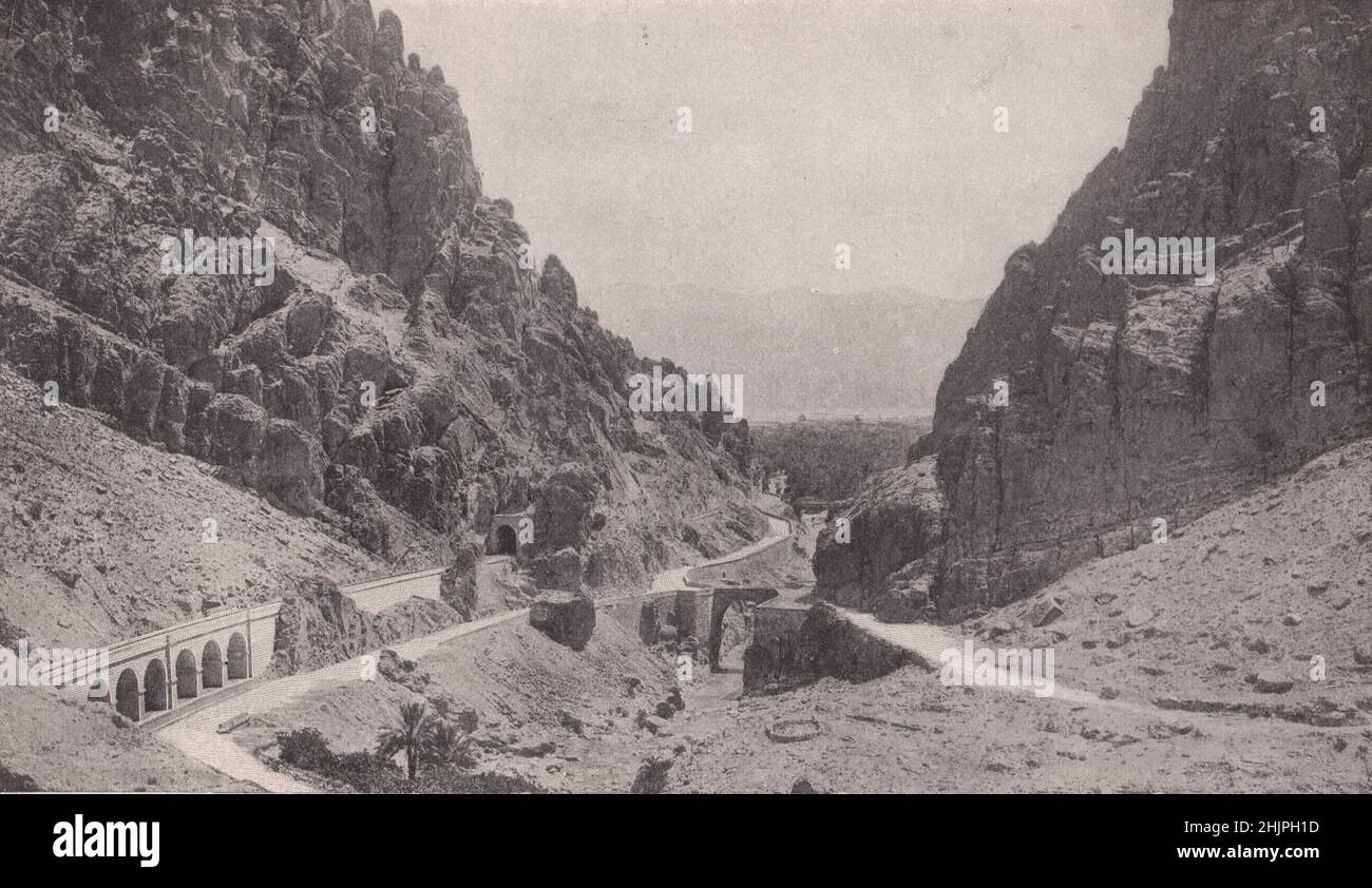 Bach, Straße und Eisenbahn durch die Schlucht von El Kantara. Ägypten. Barbary States (1923) Stockfoto