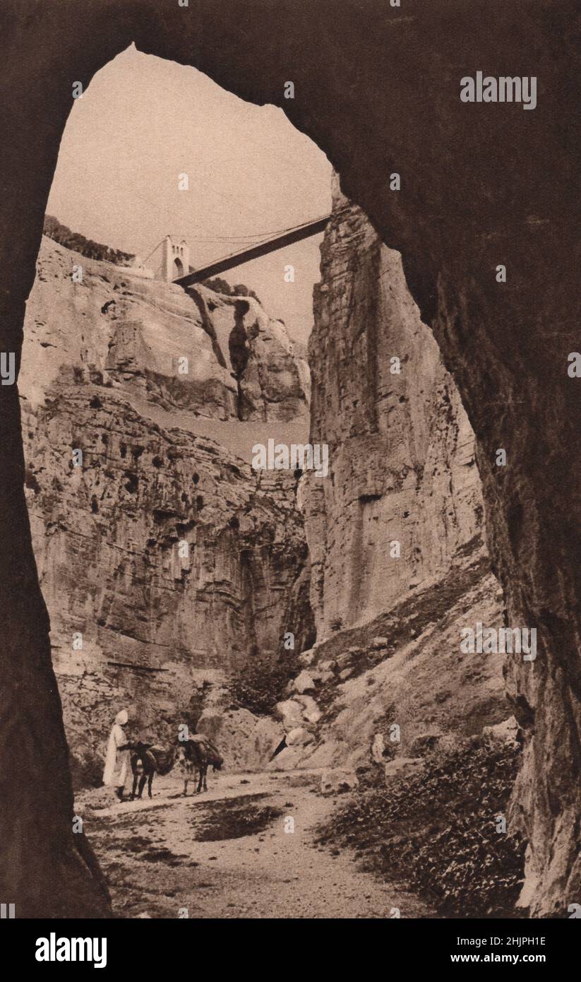 Barbary States. Hier am unteren Ende, überquert von der Hängebrücke, ist die wundersame Rummel-Schlucht von Constantine 590 Meter tief. Algerien (1923) Stockfoto