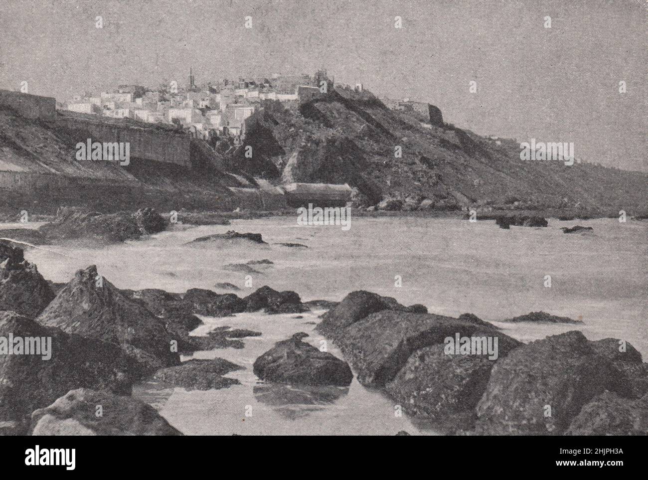 Tanger thronte über den Klippen der Atlantikküste. Marokko. Barbary States (1923) Stockfoto