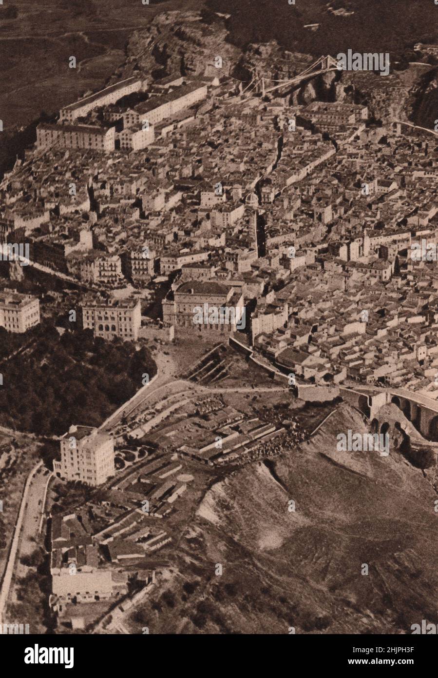 Barbary States. Wie hier aus einem Flugzeug gesehen, erscheint Konstantin als fast uneinnehmbare natürliche Festung. Algerien (1923) Stockfoto