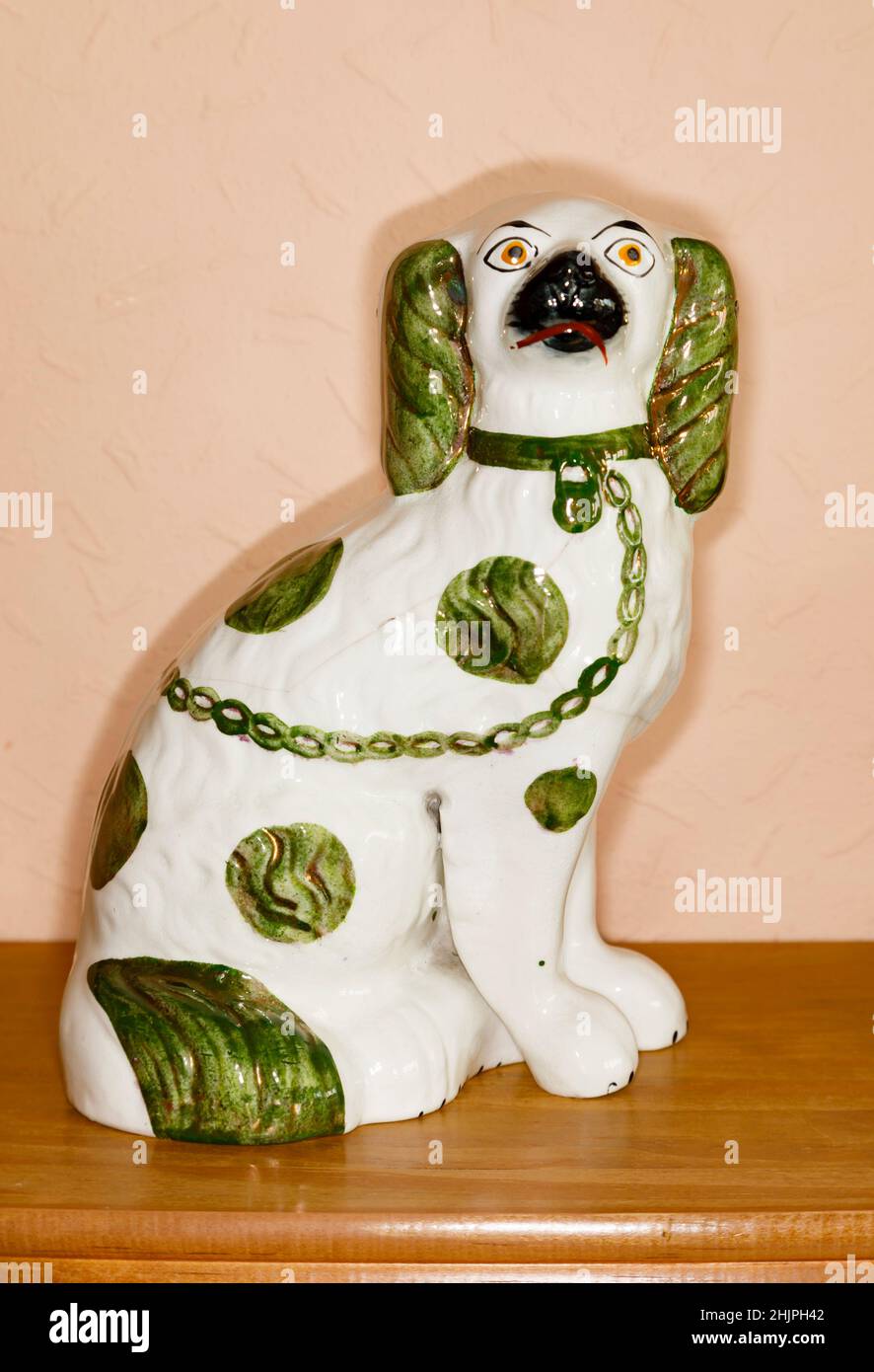Antiker Keramik Staffordshire Topfhund mit grünen Glasur Highlights. Stockfoto