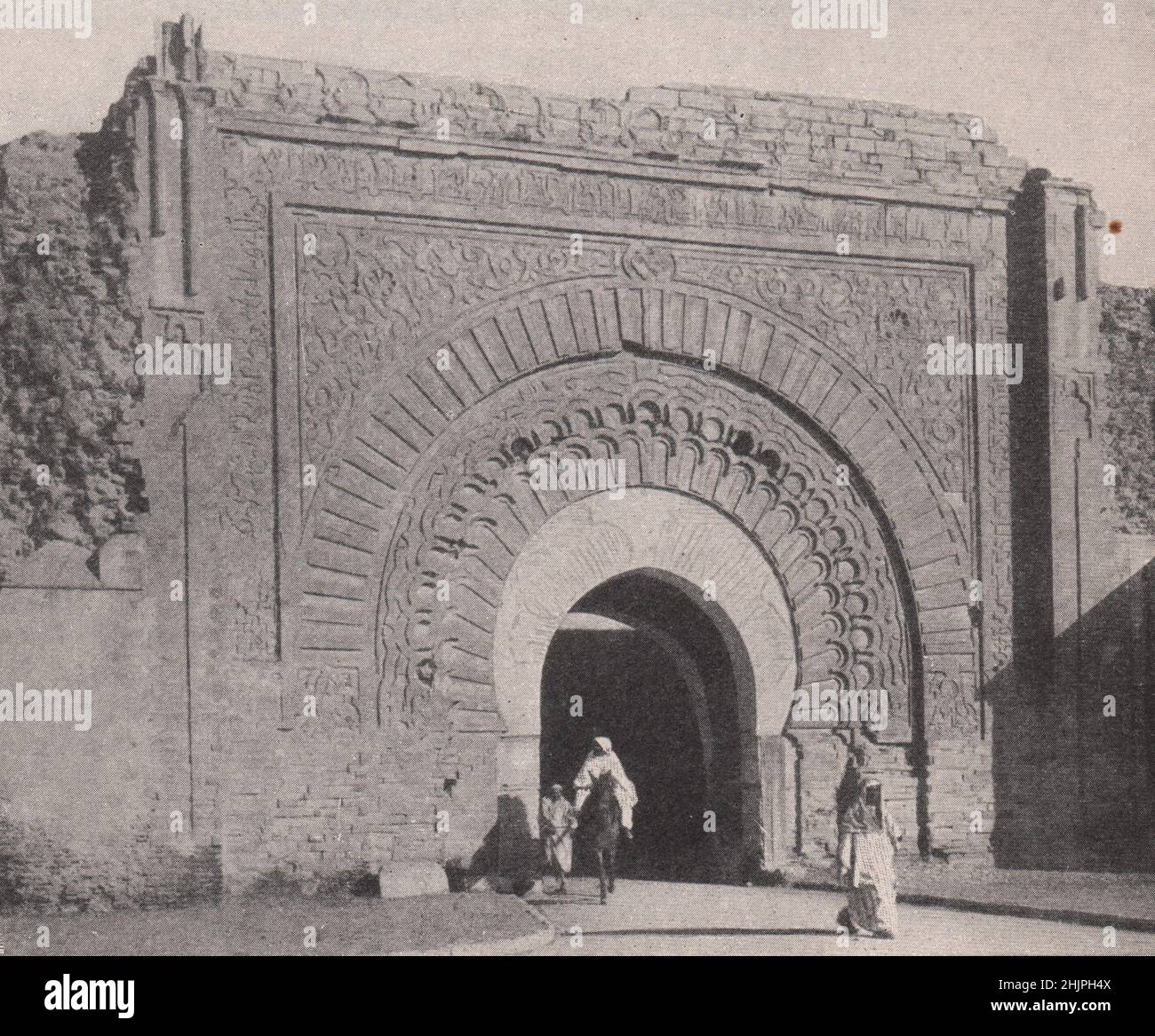 Eines der wettergetragenen Portale in den Mauern von Marrakesch. Marokko. Barbary States (1923) Stockfoto