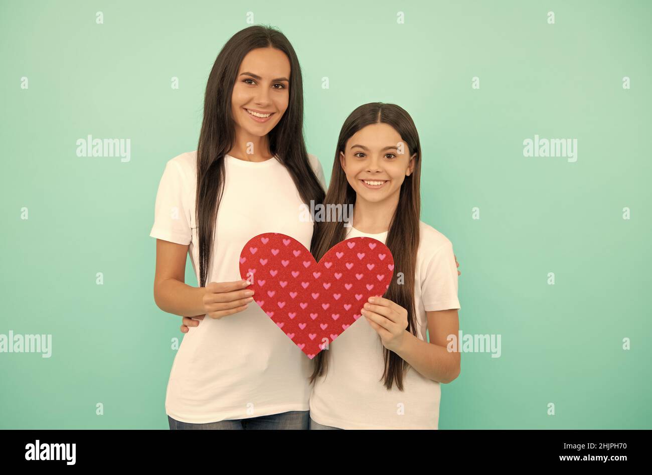 Glückliche Familie von Mutter und Tochter Kind hält rotes Herz als Liebe Symbol, Muttertag Stockfoto