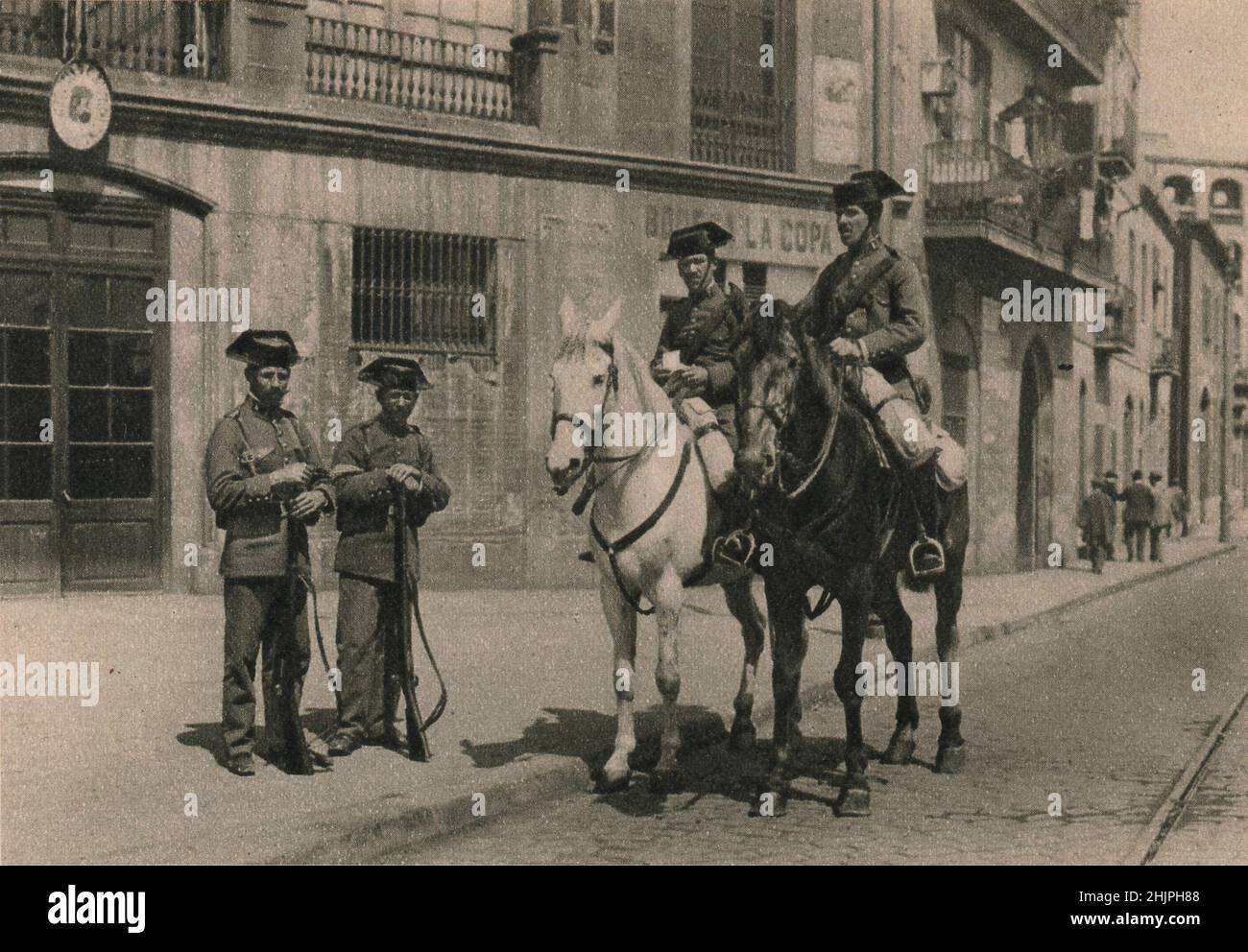 Nach dem Vorbild der Gendarmerie, die 1791 in Frankreich gegründet wurde, ist die Guardia Civil, oder Staatspolizei Spaniens, eine halbmilitärische Einrichtung. Barcelona (1923) Stockfoto