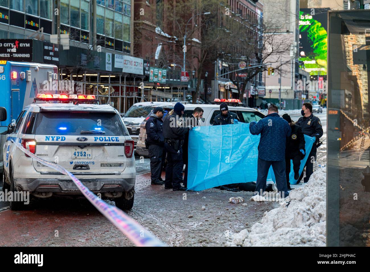 New York, New York, USA. 30th Januar 2022. Polizisten der New Yorker Polizei inspizieren die Leiche eines Selbstmordopfers in der Straße 42 in New York. Später identifizierte die Polizei die Person als Khystie Kryst. Sie war Anwältin, 2019 Titelleiterin von Miss USA und Gastgeberin von „EXTRA“. (Bild: © Brian Branch Price/ZUMA Press Wire) Stockfoto
