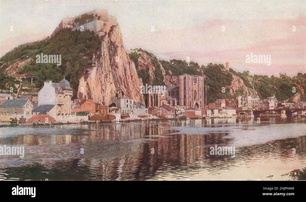 Dinant erstreckt sich entlang des rechten Ufers der Maas. Der Felsen hinter der Kirche Notre Dame wird von der Zitadelle aus dem 15th. Jahrhundert gekrönt. Belgien (1923) Stockfoto