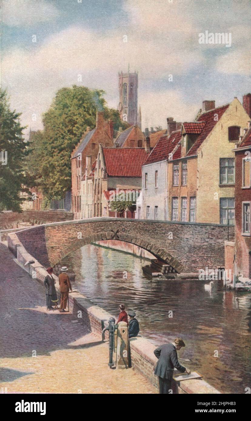 Neben der Pont Cheval am Quai Vert von Brügge, wo Schwäne auf dem verschlammten Bach der Reye schweben, befindet sich das Rueude. Belgien (1923) Stockfoto