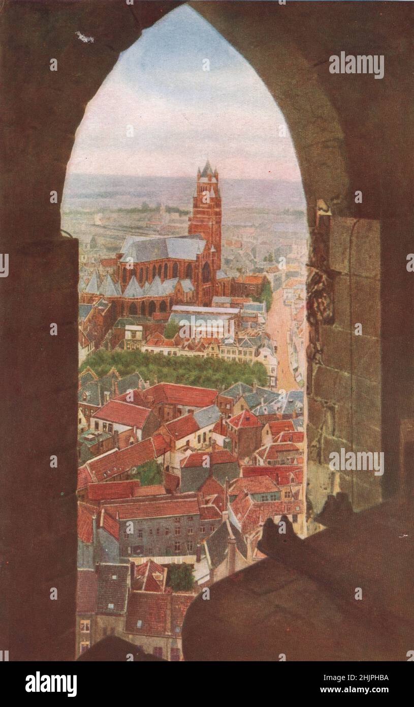 Vom Belfried von Brügge aus sind weite Ausblicke auf Flandern zu sehen. Dieses Fenster nach Westen umrahmt die Kathedrale von S. Saviour. Belgien (1923) Stockfoto