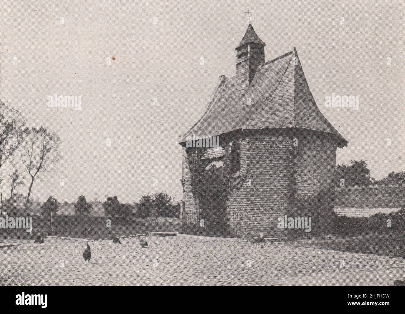 Kapelle in Hougoumont mit dem Denkmal der Verteidigung. Belgien (1923) Stockfoto