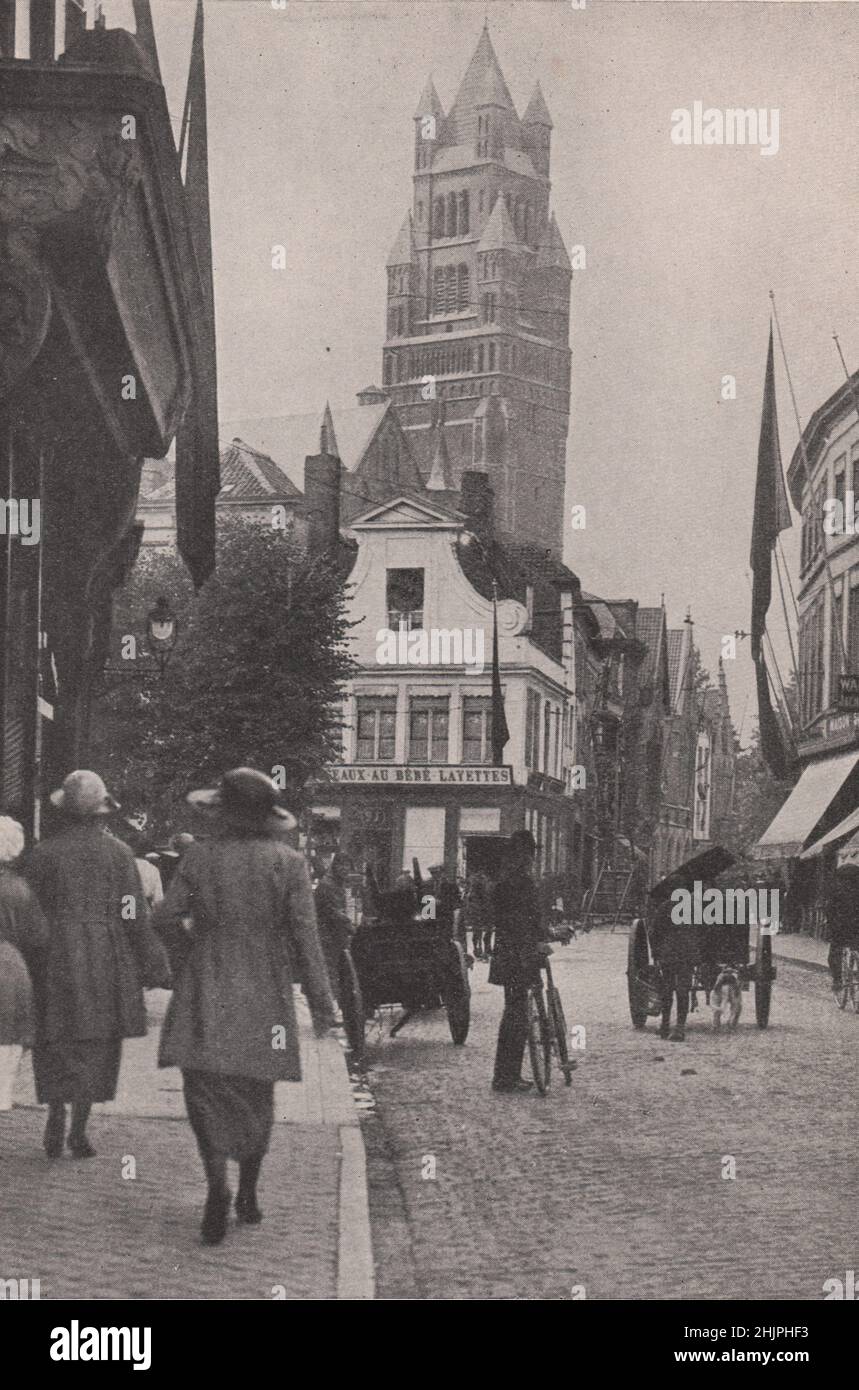 Einer der drei großen Türme, die Brügge dominieren. Belgien (1923) Stockfoto