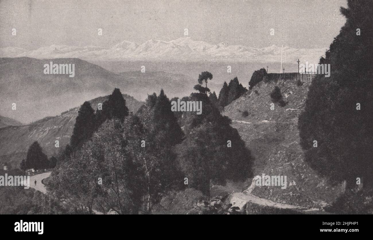 Blick von der Darjeeling Hill Station mit ihrem kolossalen Hintergrund auf Himalayan Giants. Indien (1923) Stockfoto