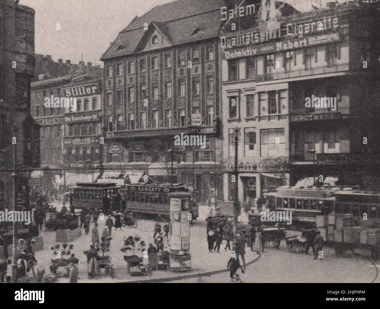 Verkehrsreiche Durchgangsstraße, die Berlin mit seinen Vororten verbindet (1923) Stockfoto