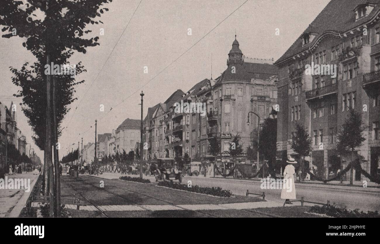 Die moderne Straßenarchitektur in charlottenburg stellt den neuesten Fortschritt in der Stadtplanung dar. Berlin (1923) Stockfoto