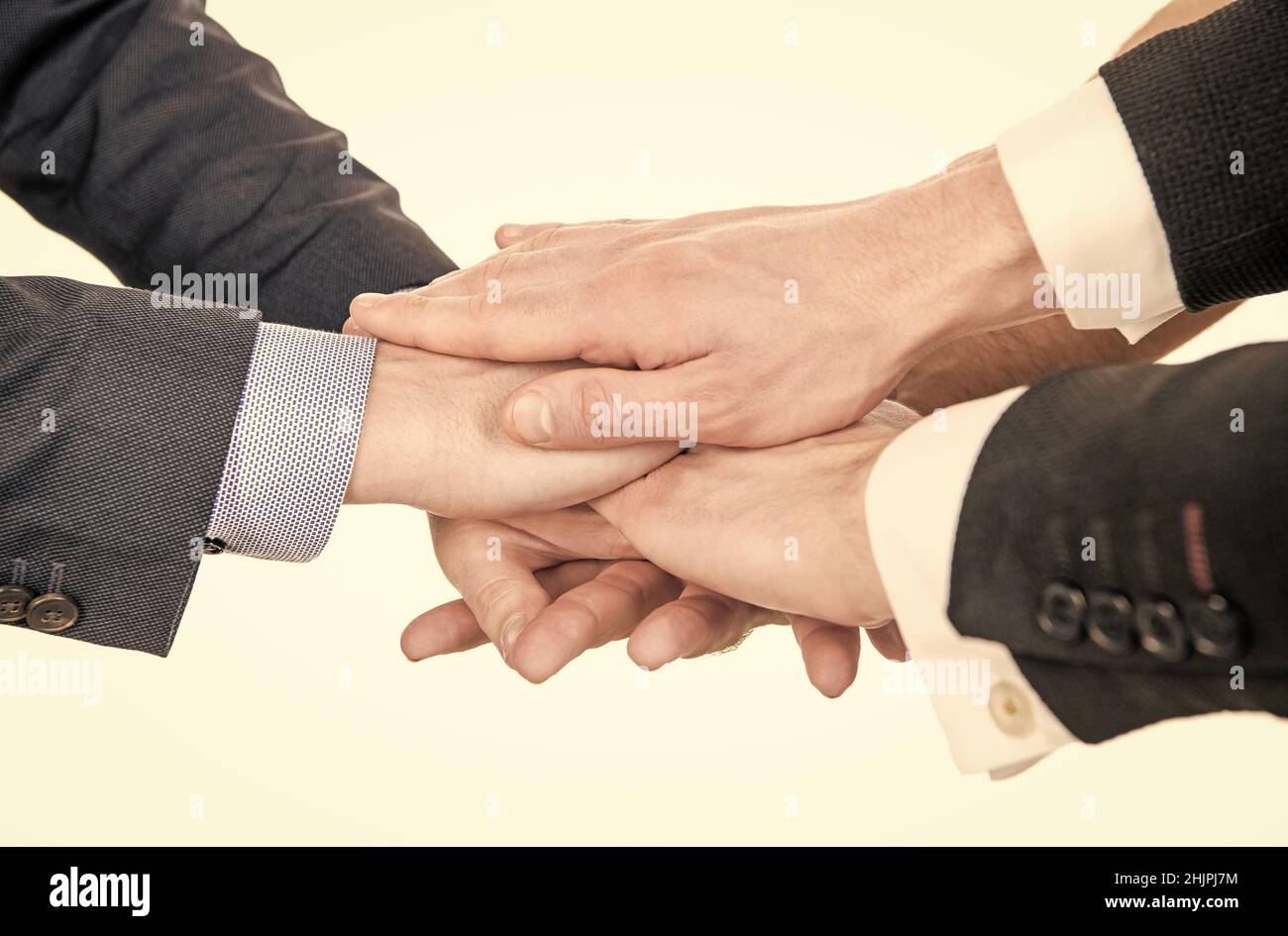 Helfende Geste. Hände von Männern nach erfolgreichen Verhandlungen. Partnerbeziehung. Männliche Freundschaft. Stockfoto
