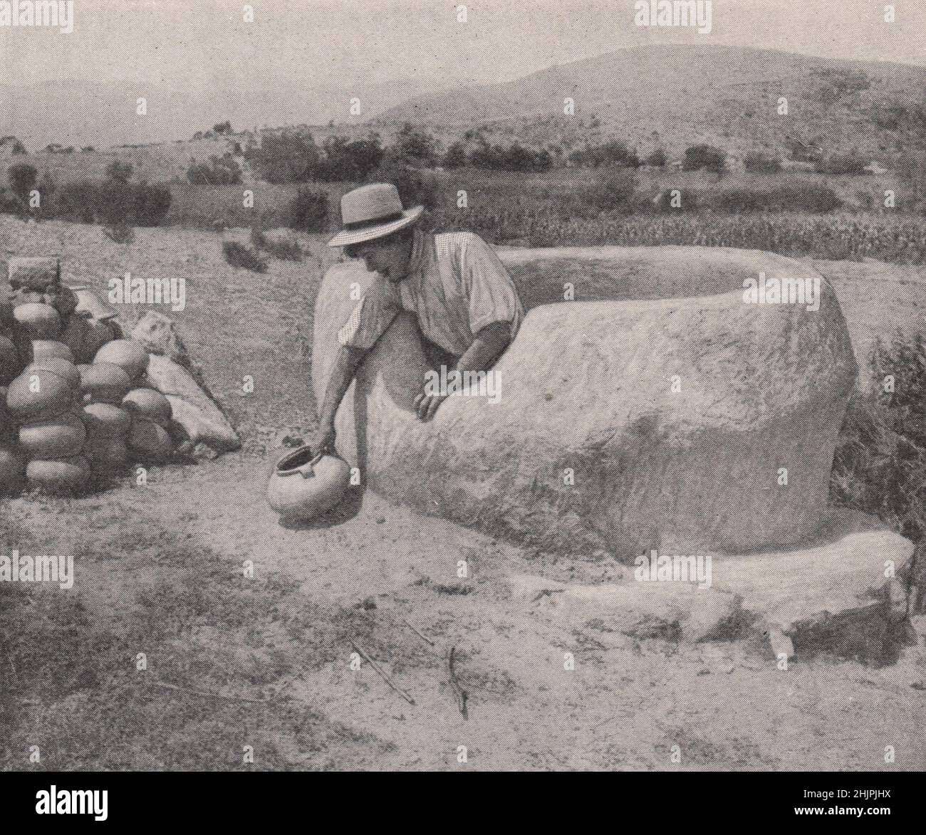 Schlammofen des Cholo Töpfers und einige Beispiele seiner Arbeit. Bolivien (1923) Stockfoto