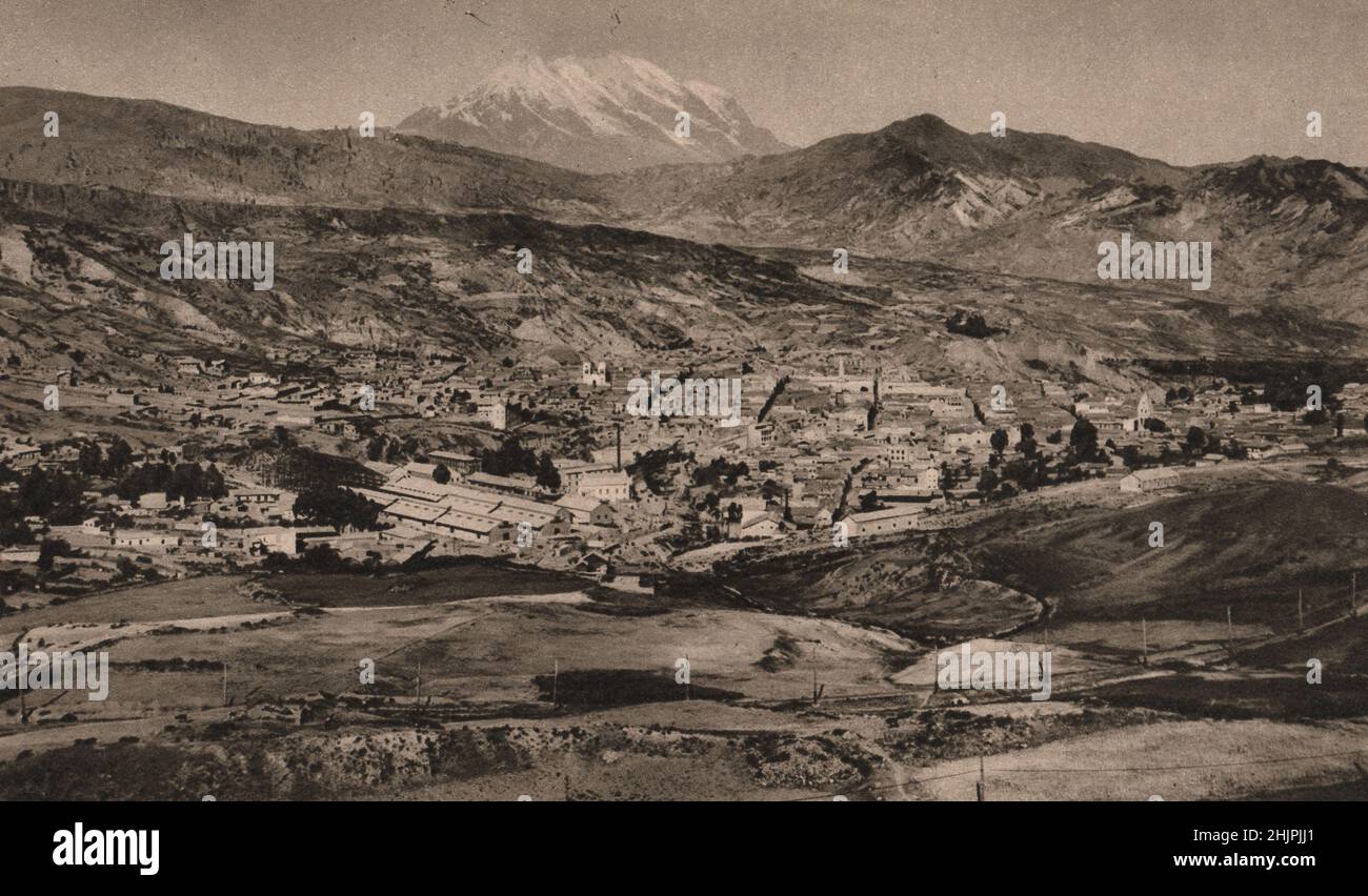 La Paz aus der Luft. Hoch über allen Türmen erhebt sich der majestätische Gipfel des illimani, der mit immerwährendem Schnee bekleidet ist. Bolivien (1923) Stockfoto