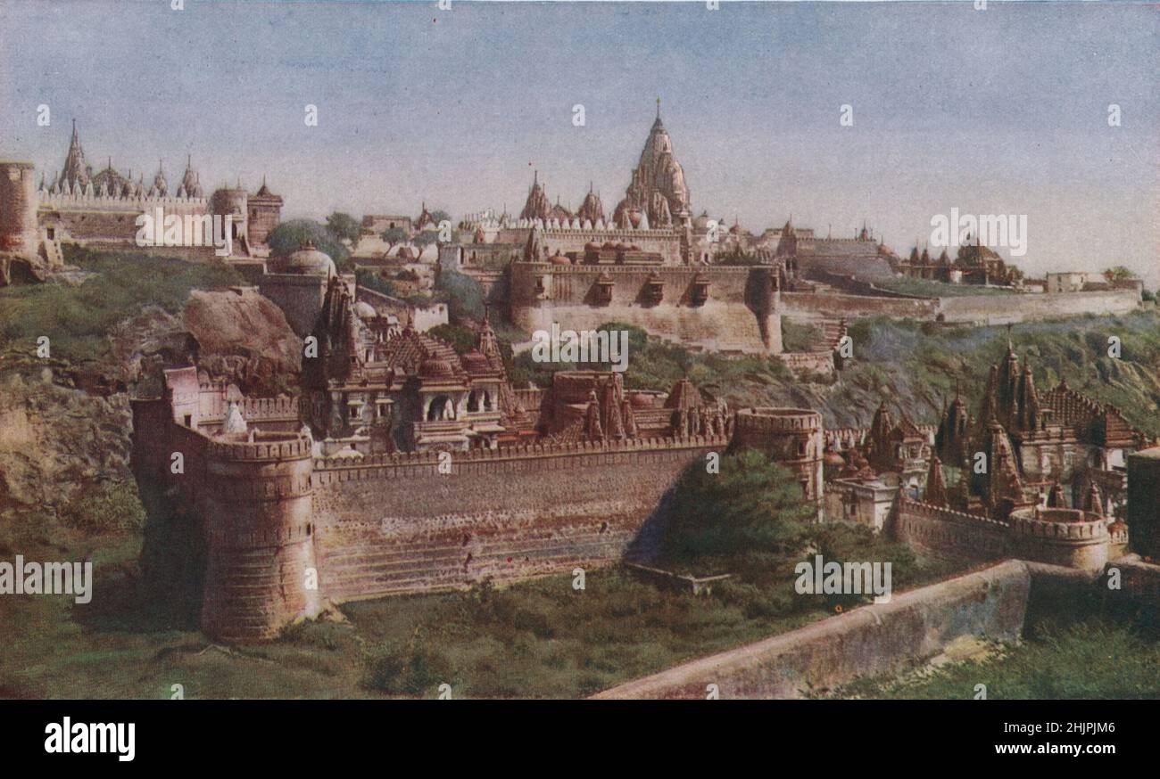 Jain-Schreine bilden die Gipfel von Satrunjaya, dem Hold Mountain bei Palitana in Kathiawar, einer Stadt der Götter. Indien (1923) Stockfoto