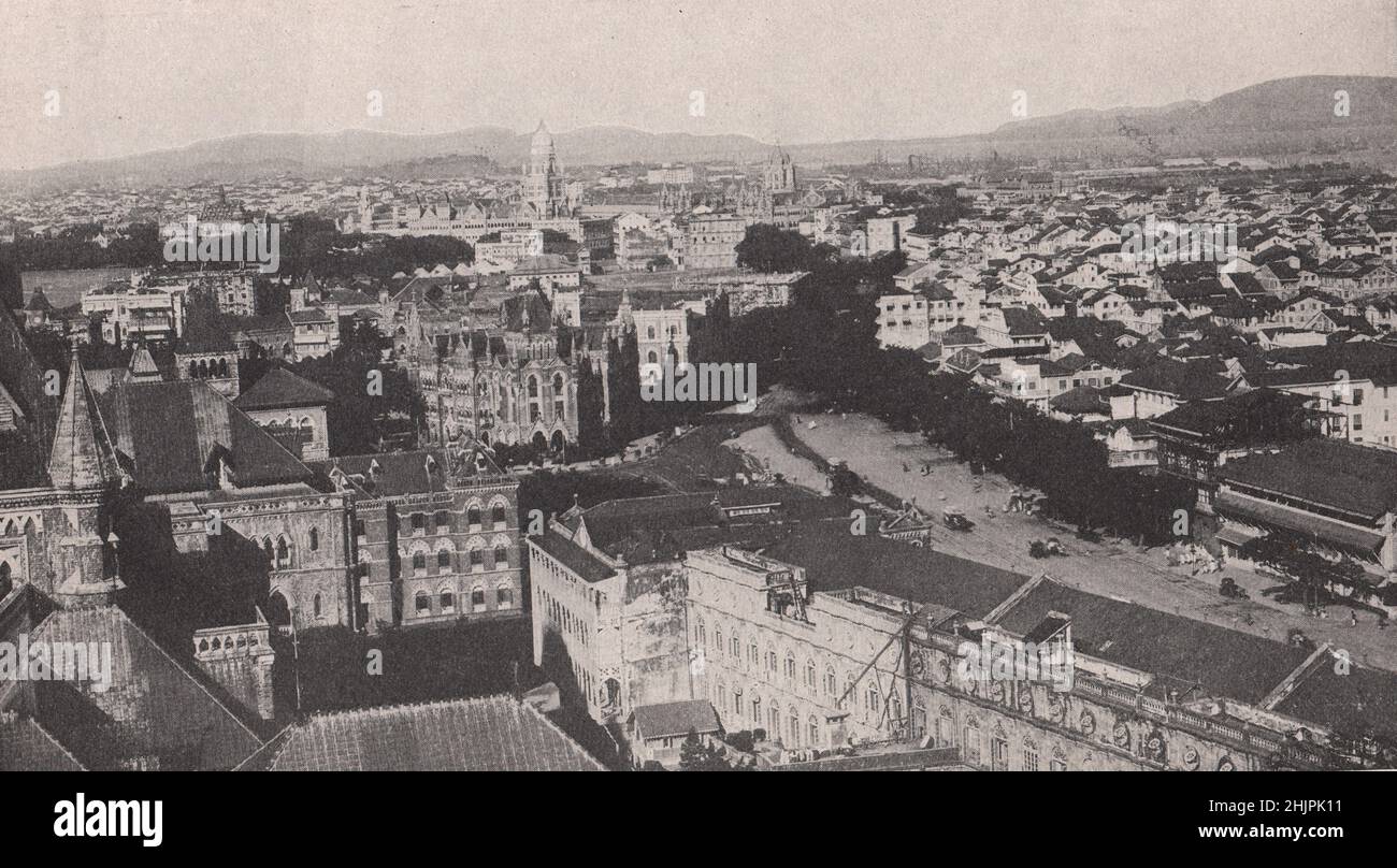 Bombay breitete sich wie ein Teppich unter dem beherrschenden Gipfel des Uhrturms aus. Indien. Bombay City (1923) Stockfoto