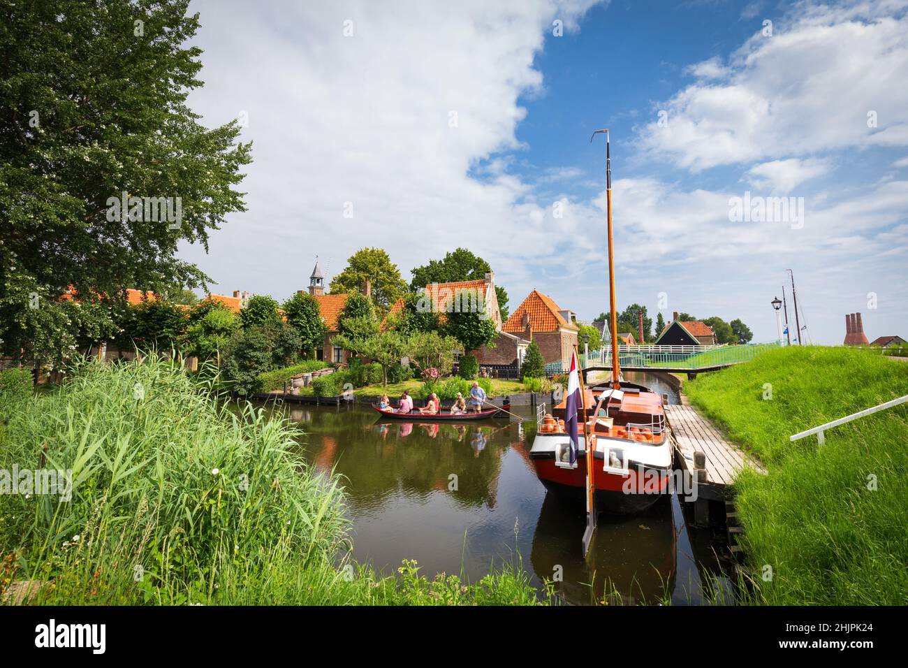 Enkhuizen, Niederlande - 7. Juli 2021: Tourist im traditionellen Punt-Boot im Zuiderzee-Museum in Enkhuizen Nord-Holland in den Niederlanden Stockfoto