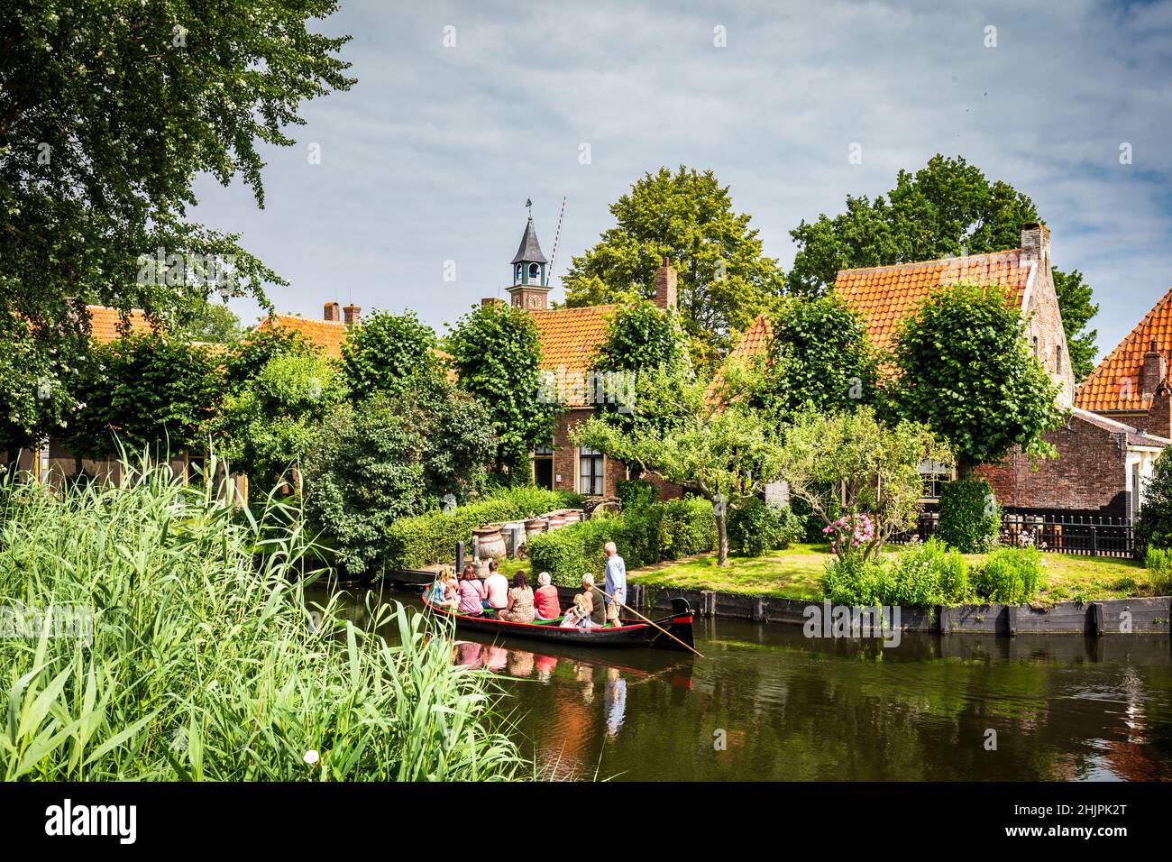 Enkhuizen, Niederlande - 7. Juli 2021: Tourist im traditionellen Punt-Boot im Zuiderzee-Museum in Enkhuizen Nord-Holland in den Niederlanden Stockfoto