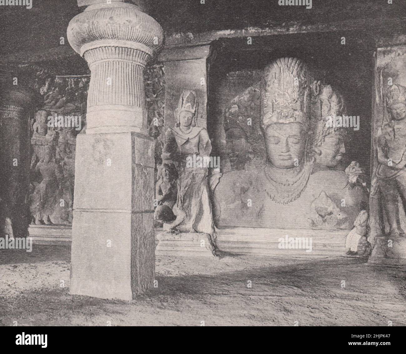 Ehrfürchtige dreifache Gottheit der Elephanta Höhlentempel. Indien. Bombay City (1923) Stockfoto
