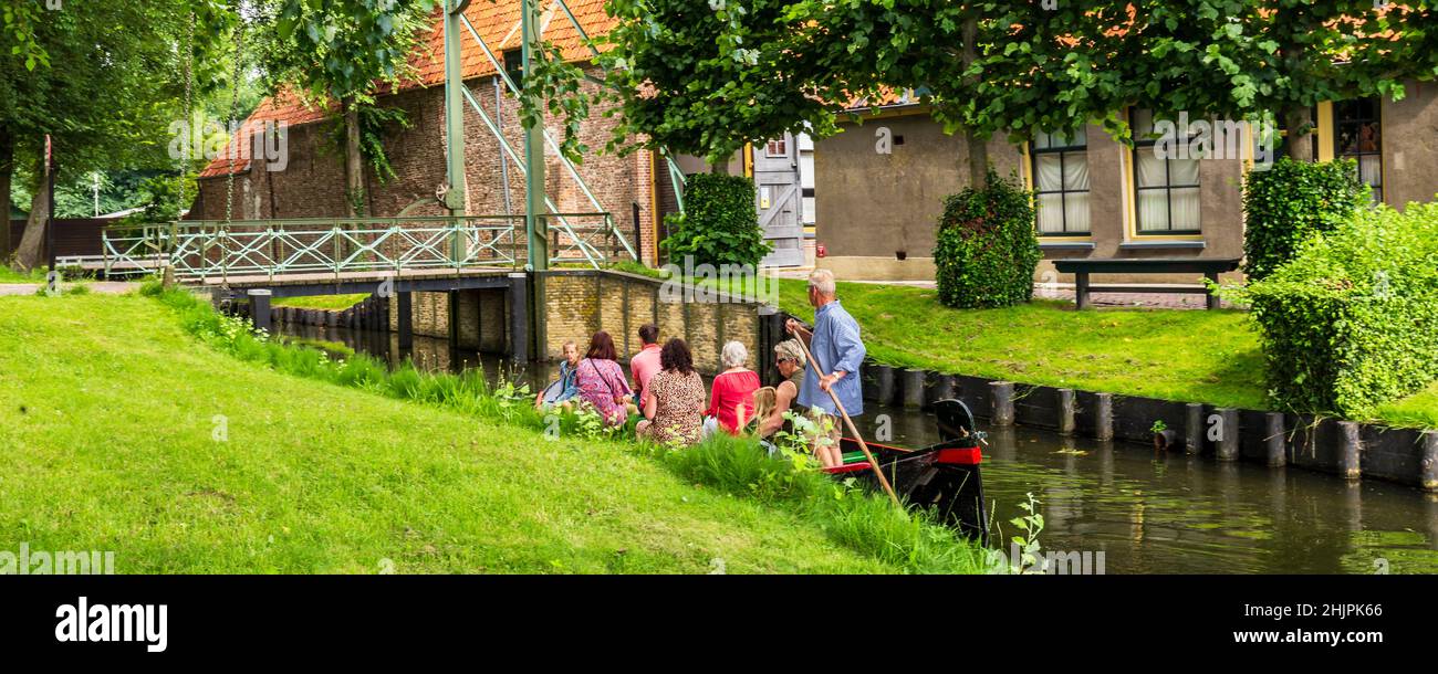 Enkhuizen, Niederlande - 7. Juli 2021: Tourist im traditionellen Punt-Boot im Zuiderzee-Museum in Enkhuizen Nord-Holland in den Niederlanden Stockfoto