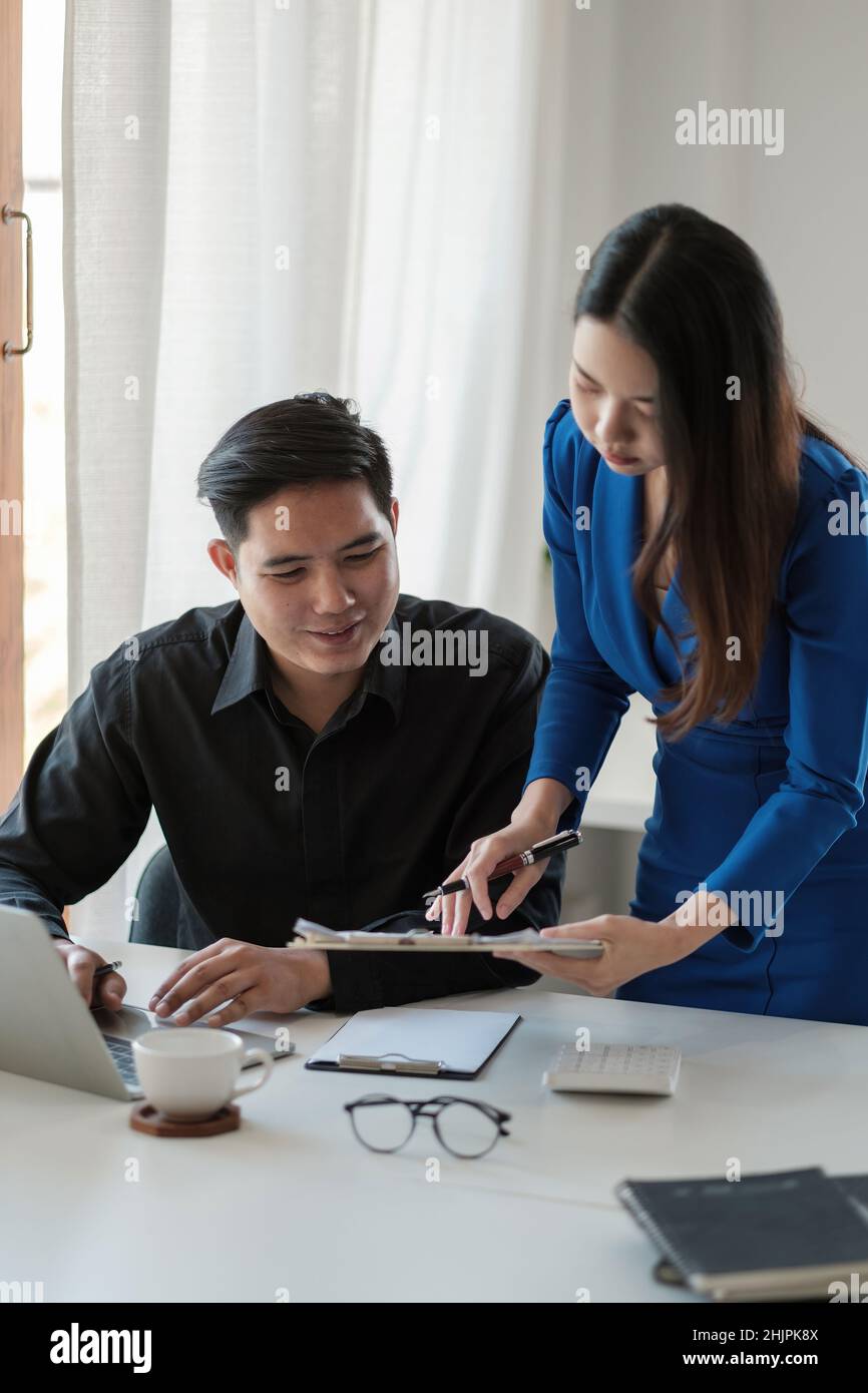 Geschäftsteam-Meeting zu Konferenz, Zusammenarbeit, Besprechung der Analyse der Arbeit mit Finanzbericht und Marketing-Geschäftsstrategie-Projekt Stockfoto