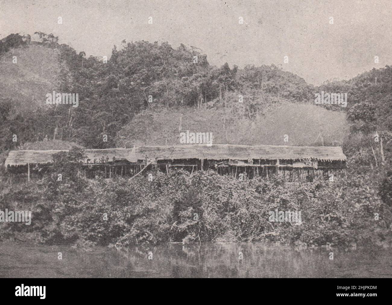 Dorf, das dreißig Familien und nur ein Haus hat. Malaysia. Borneo (1923) Stockfoto
